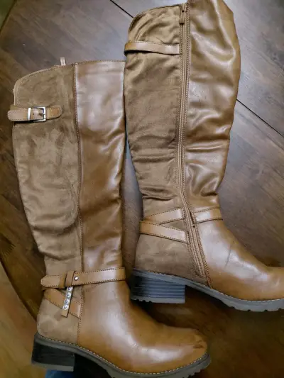 Botas largas de cuero marrón con hebillas - miniatura 1