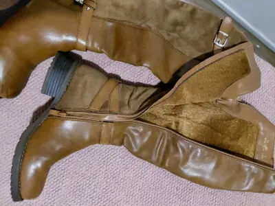 Botas largas de cuero marrón con hebillas - miniatura 3