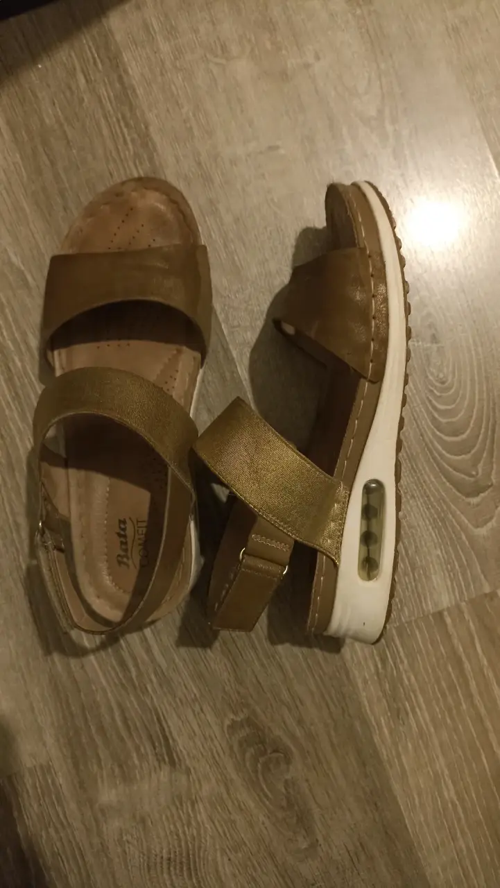 Sandalias marrones con plataforma Bata