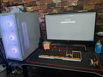 Setup gamer: PC, Monitor, Parlante, Teclado y Mous - miniatura 1