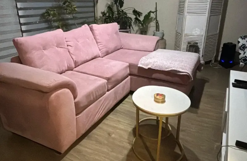 Sofá seccional rosado en buen estado - 1