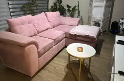 Sofá seccional rosado en buen estado - miniatura 1