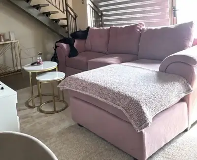 Sofá seccional rosado en buen estado - miniatura 2