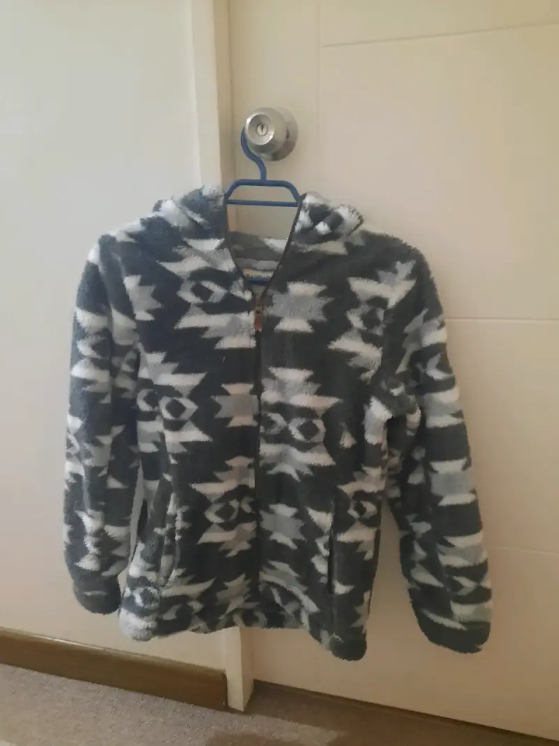 Chaqueta polar con capucha estampado geométrico - 1