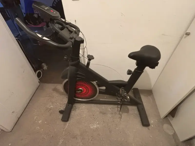 Bicicleta estática de ejercicio negra