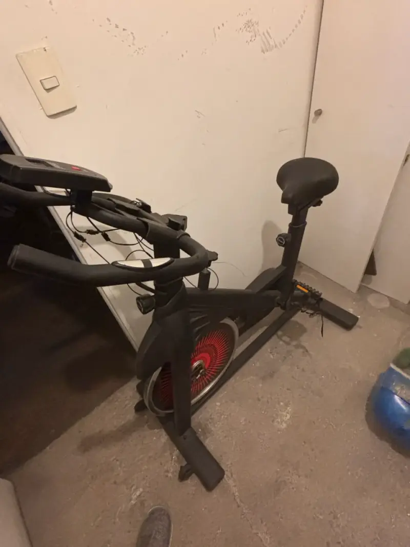 Bicicleta estática de ejercicio negra - 2