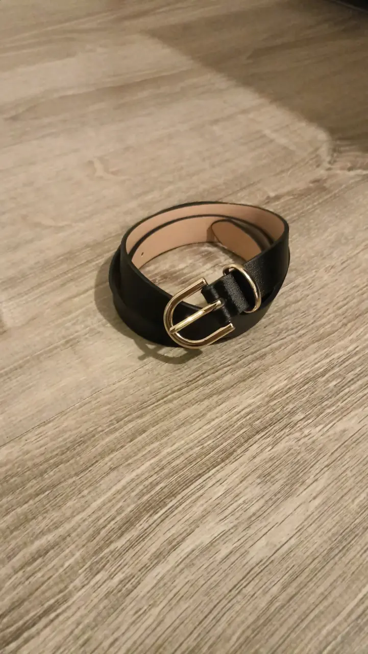 Cinturón de cuero negro con hebilla dorada H&M - 1