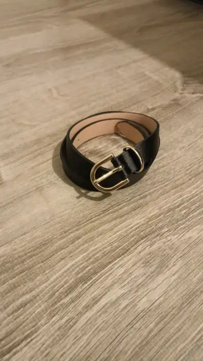 Cinturón de cuero negro con hebilla dorada H&M - miniatura 1