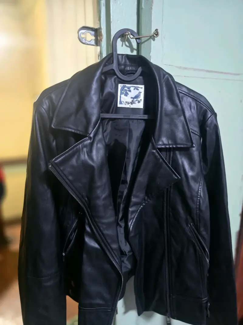 Chaqueta de cuero negra estilo biker para mujer