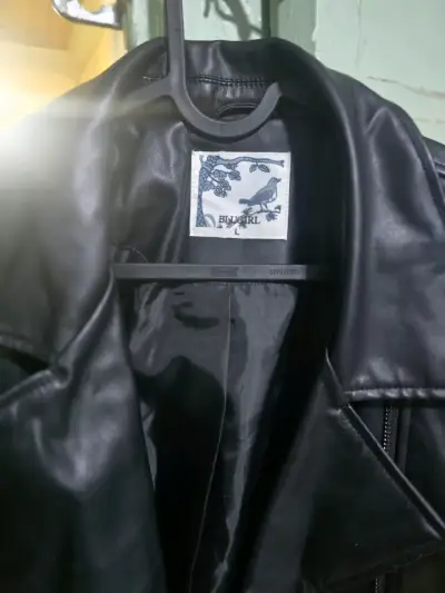 Chaqueta de cuero negra estilo biker para mujer - miniatura 2