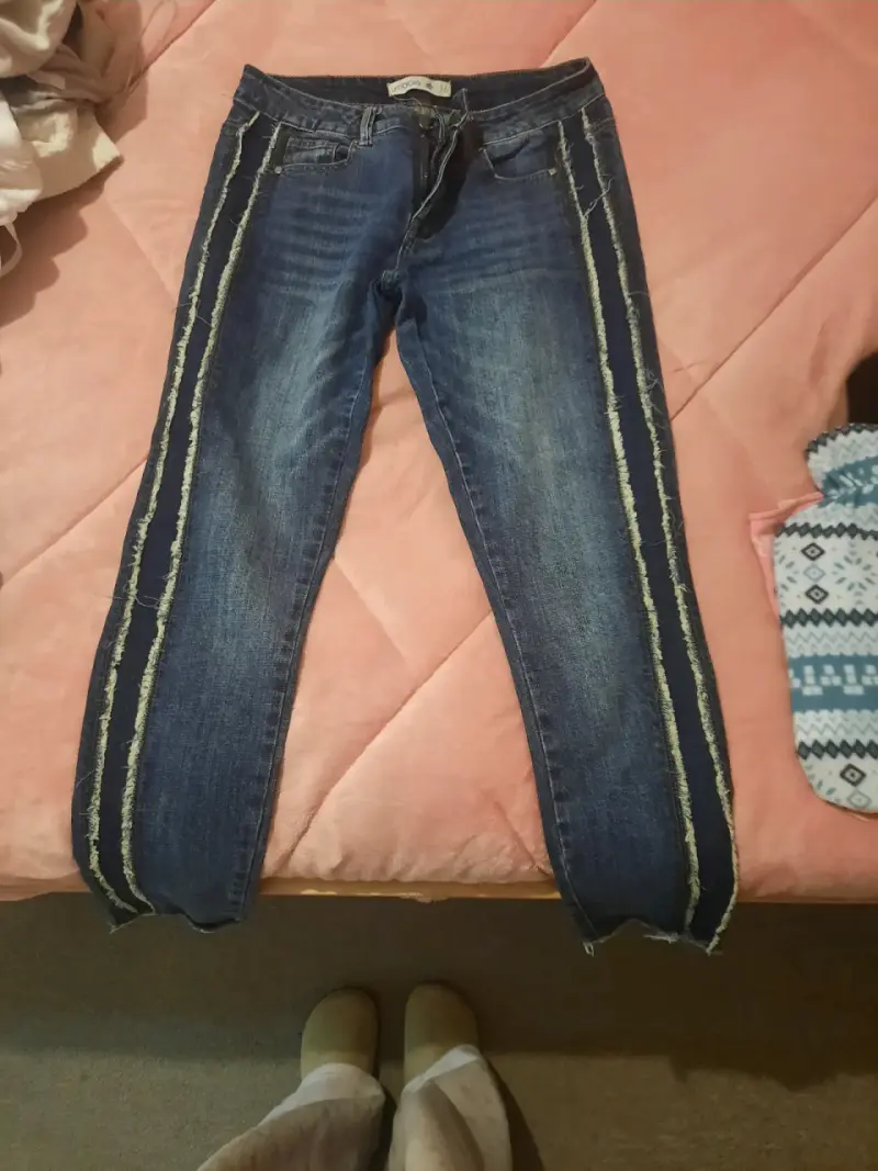 Jeans de mujer con diseño desgastado