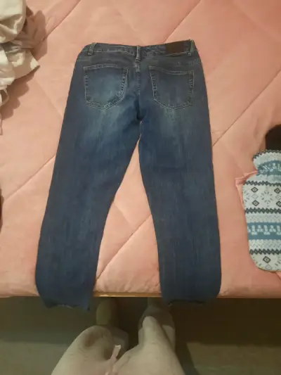 Jeans de mujer con diseño desgastado - miniatura 2