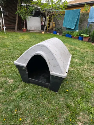 Casa de perro plástica resistente para exterior - miniatura 1