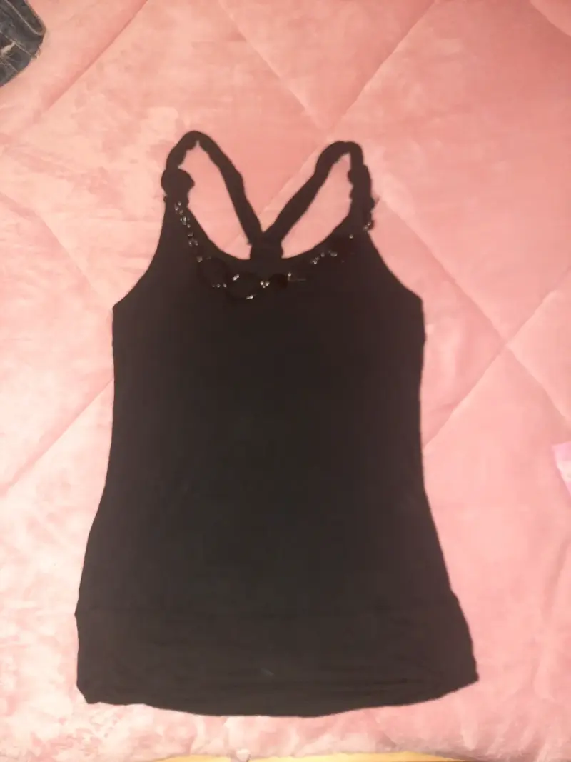 Polera negra con tirantes y detalles brillantes