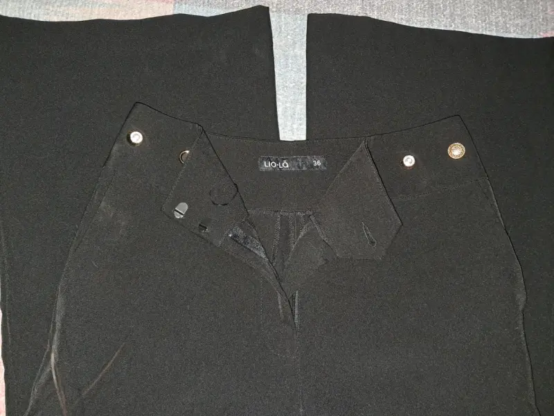 Pantalon negro con botones decorativos - 3