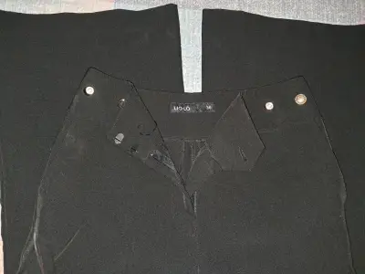 Pantalon negro con botones decorativos - miniatura 3