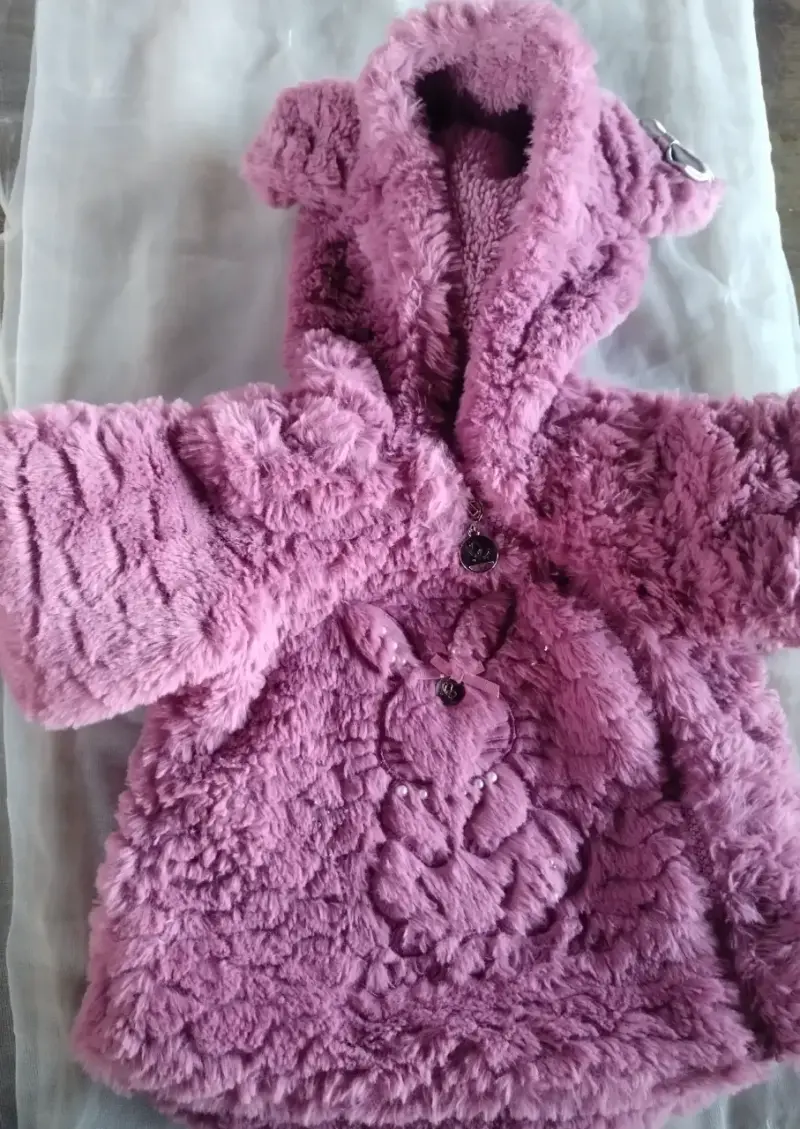 Abrigo rosado para niña con capucha