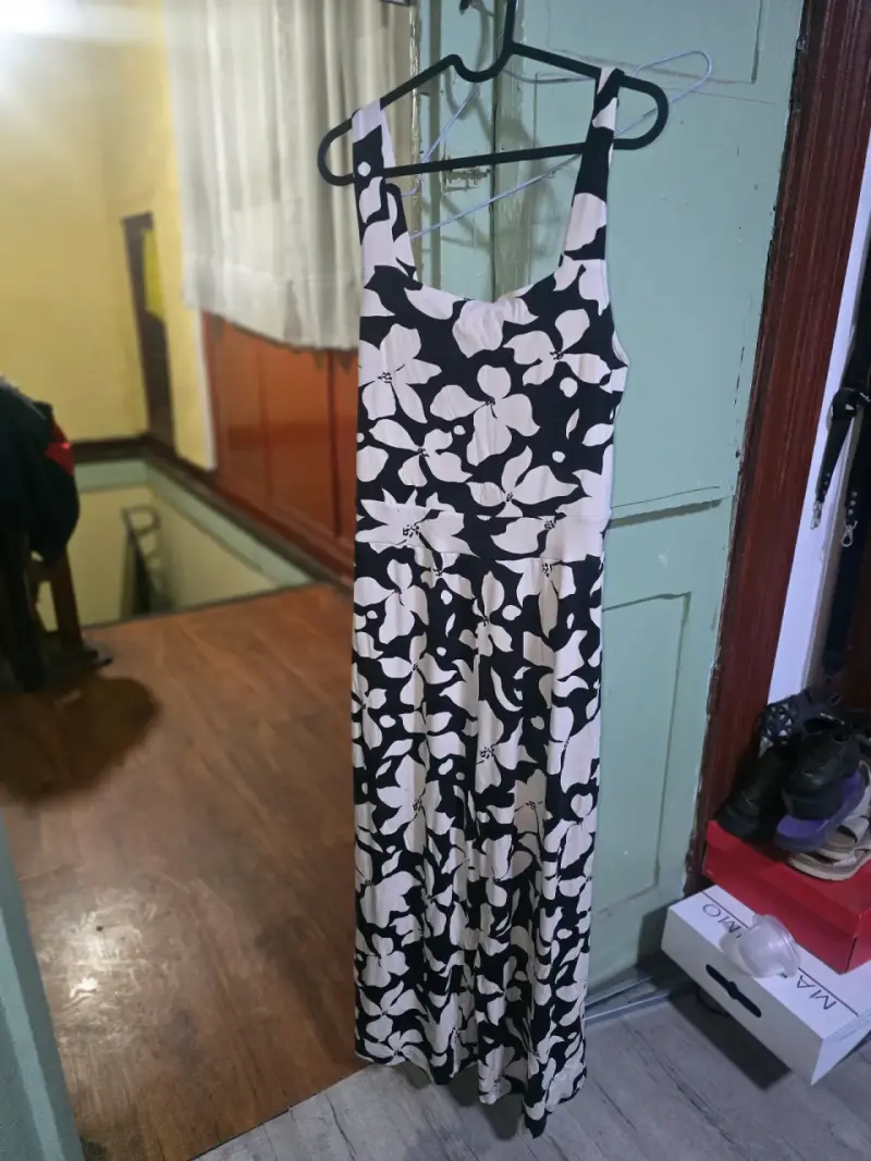 Vestido largo estampado floral blanco y negro Marquis