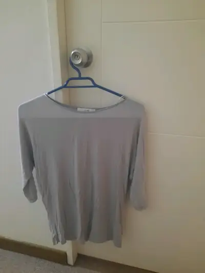 Polera gris manga larga para mujer - miniatura 1