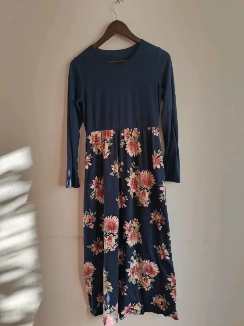 Vestido largo floral azul marino