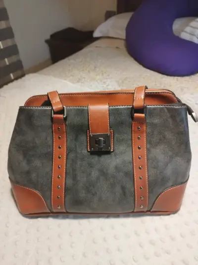 Cartera de cuero marrón y negro con detalles metálicos - miniatura 2