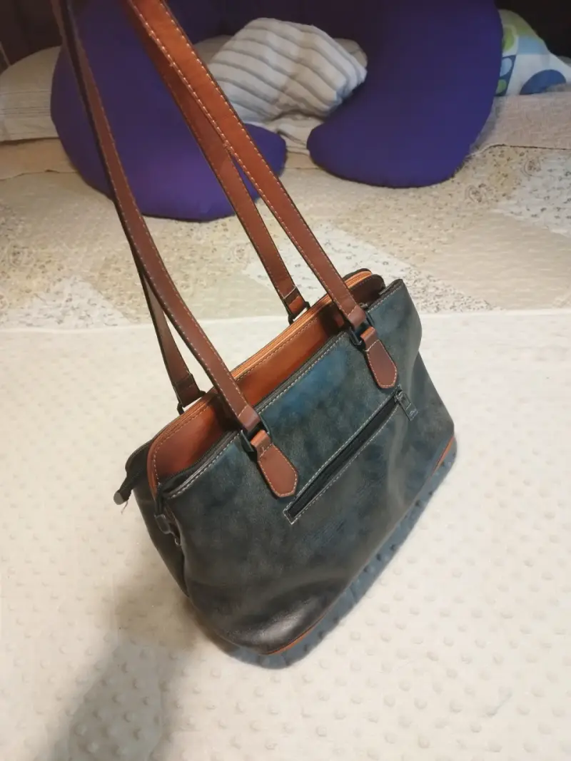 Cartera de cuero marrón y negro con detalles metálicos - 3