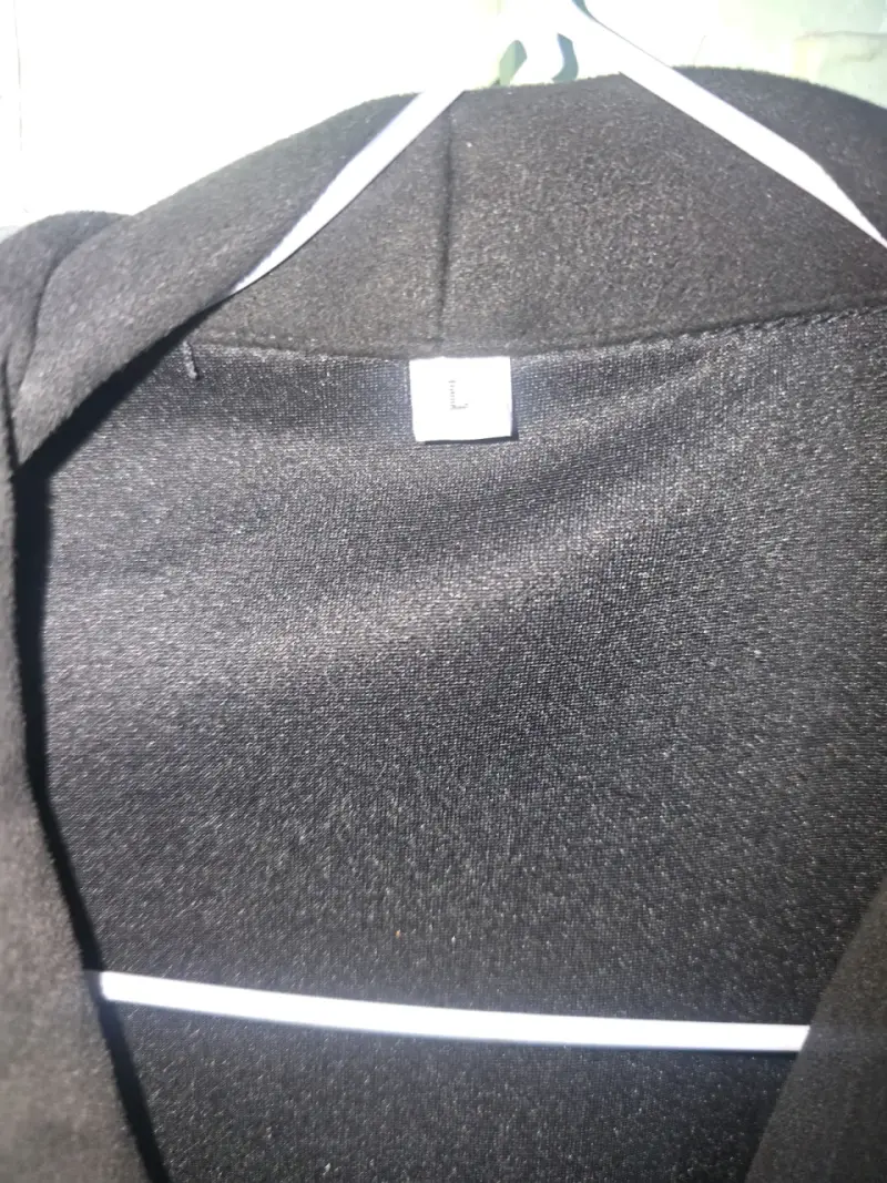 Chaqueta negra de mujer con cierre