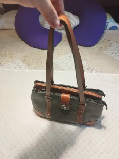 Cartera de cuero marrón y negro con detalles metálicos - miniatura 4