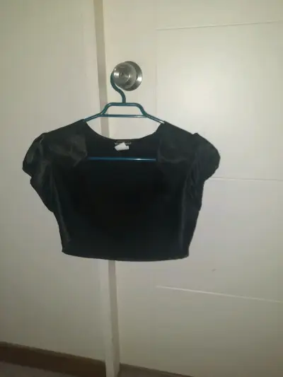 Tapado negro de mujer con mangas cortas - miniatura 1