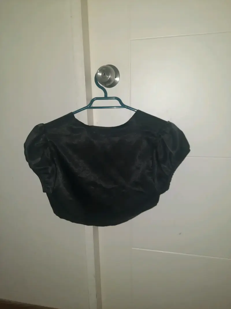Tapado negro de mujer con mangas cortas - 2