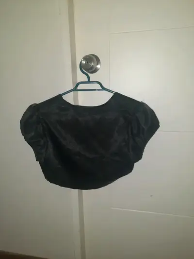 Tapado negro de mujer con mangas cortas - miniatura 2