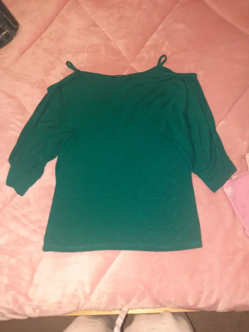 Blusa verde de hombros descubiertos