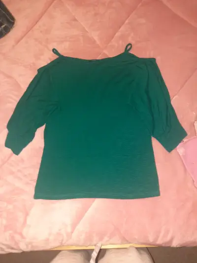 Blusa verde de hombros descubiertos - miniatura 1