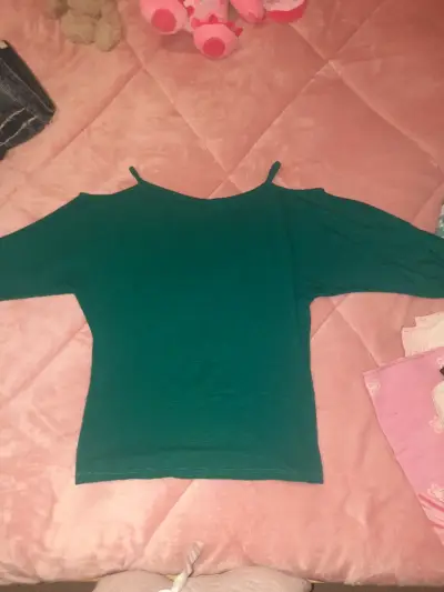 Blusa verde de hombros descubiertos - miniatura 2