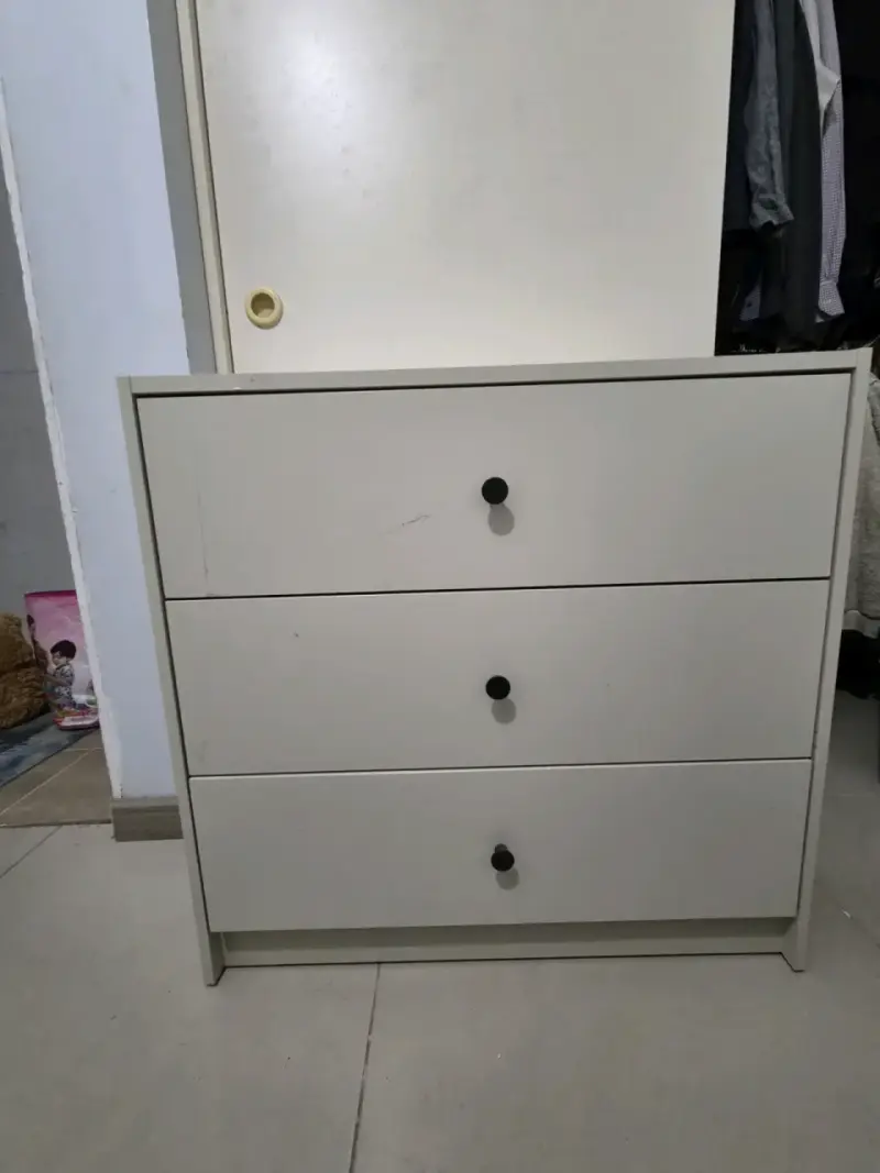 Cómoda de Madera Blanca con Tres Cajones