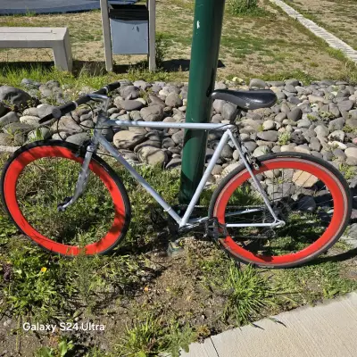 Bicicleta urbana con llantas rojas Shimano - miniatura 1