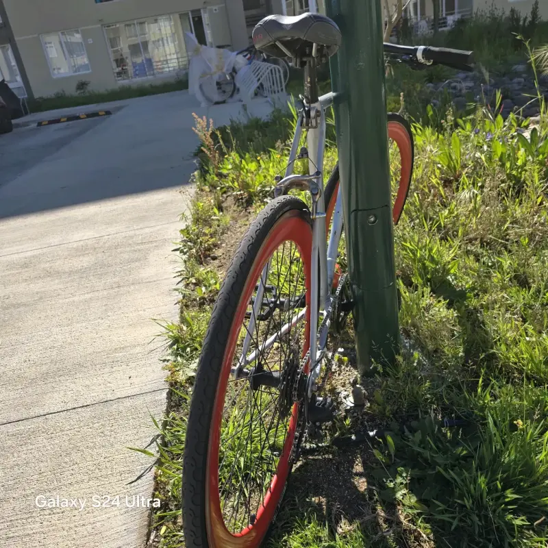 Bicicleta urbana con llantas rojas Shimano - 3