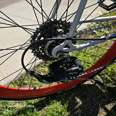 Bicicleta urbana con llantas rojas Shimano - miniatura 4