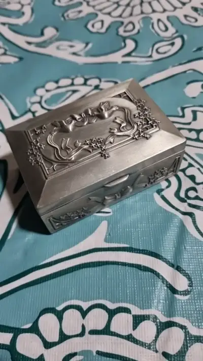 Caja decorativa de metal con diseño floral - miniatura 1