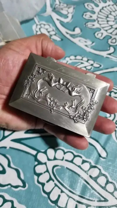 Caja decorativa de metal con diseño floral - miniatura 2