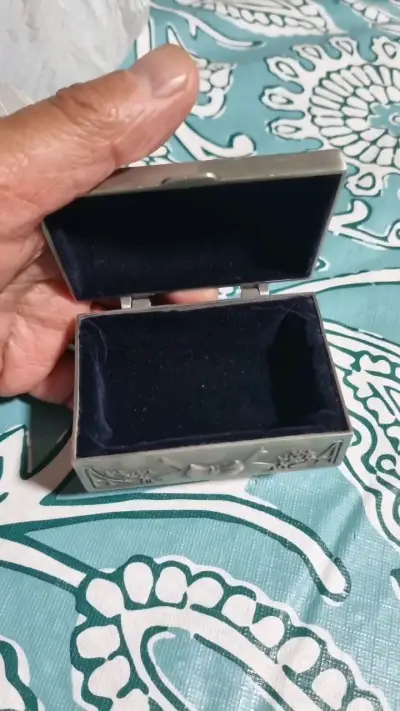 Caja decorativa de metal con diseño floral - miniatura 3