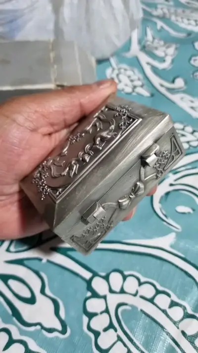 Caja decorativa de metal con diseño floral - miniatura 5