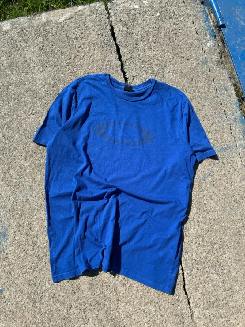 Polera azul con logo Oakley - 1