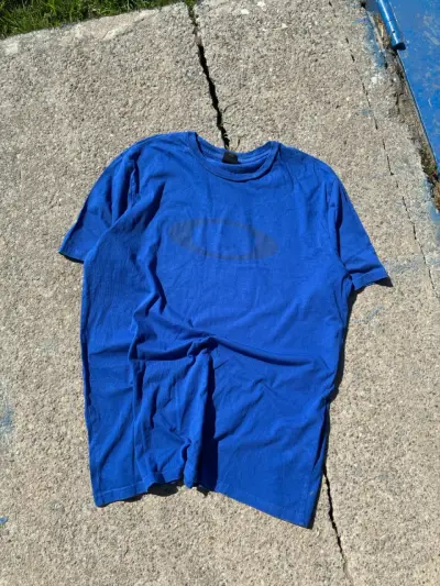 Polera azul con logo Oakley - miniatura 1