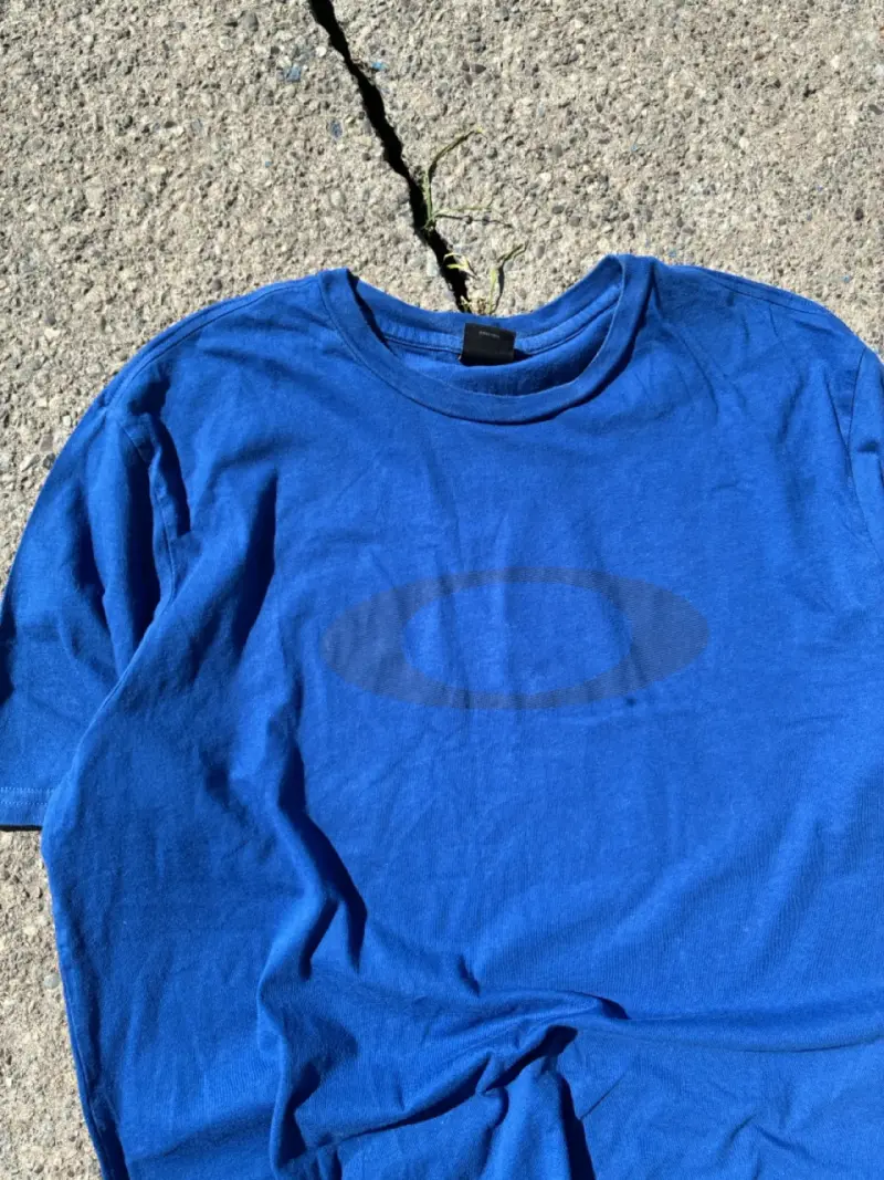Polera azul con logo Oakley - 2