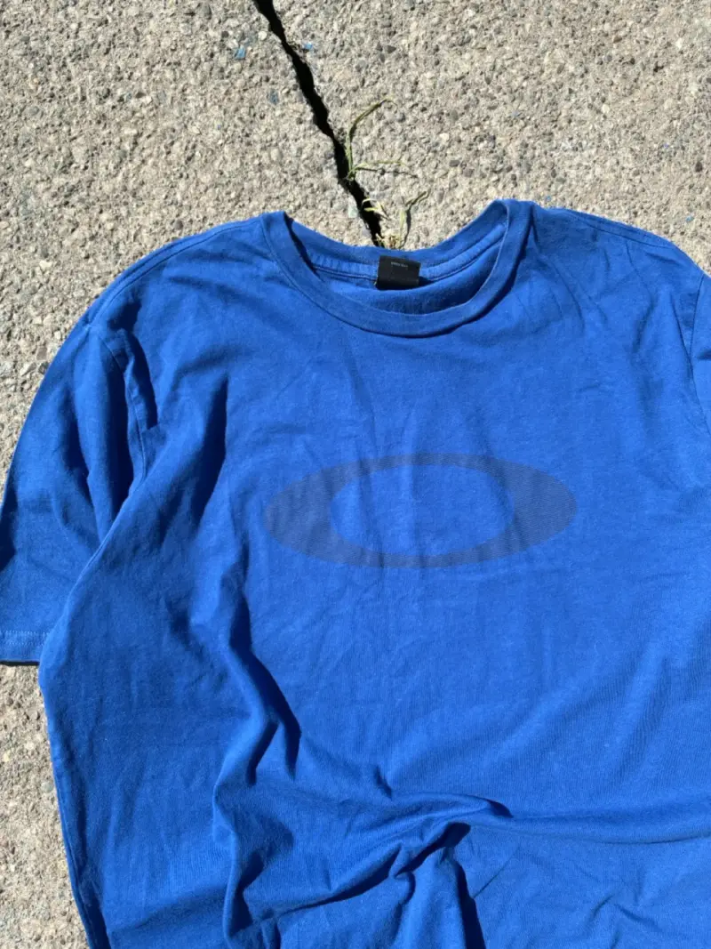 Polera azul con logo Oakley - 3
