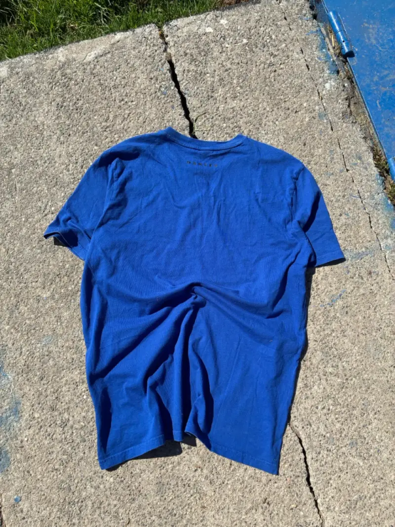 Polera azul con logo Oakley - 4