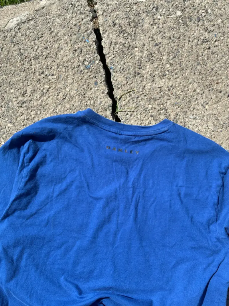 Polera azul con logo Oakley - 5
