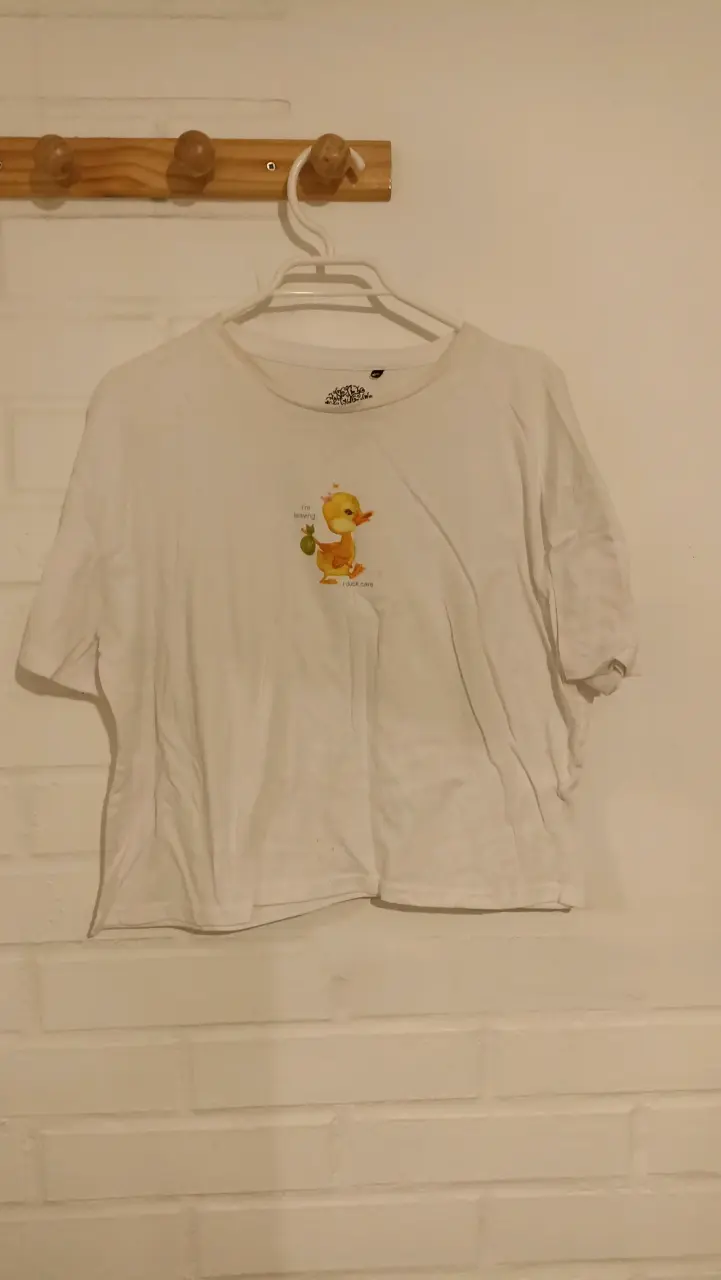 Polera blanca con diseño de pato talla L