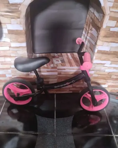Bicicleta de equilibrio para niños color negro y rosado - miniatura 1